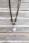 Collar de cuero marrón con corazón colgante de zamak, bolas metálicas y largo regulable.