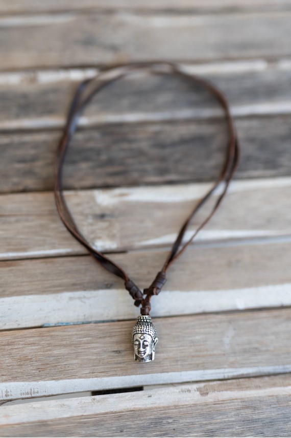 Collar de doble tira de cuero marrón con cabeza de Buda y nudo corredizo regulable, estilo boho Samarkanda.