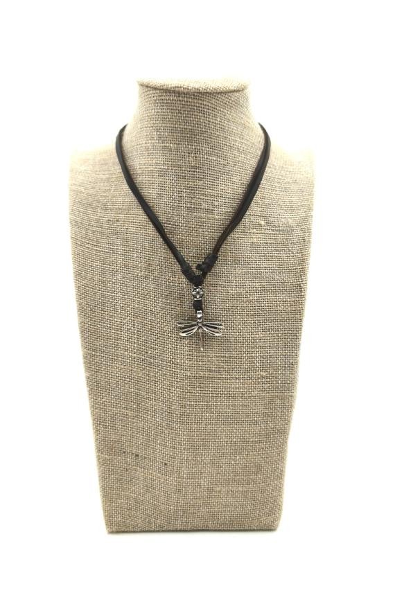 Collar de cuero hecho a mano con colgante de libélula de zamak plateado, joyería artesanal boho Samarkanda.