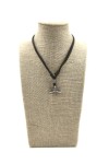 Collar de cuero hecho a mano con colgante de libélula de zamak plateado, joyería artesanal boho Samarkanda.