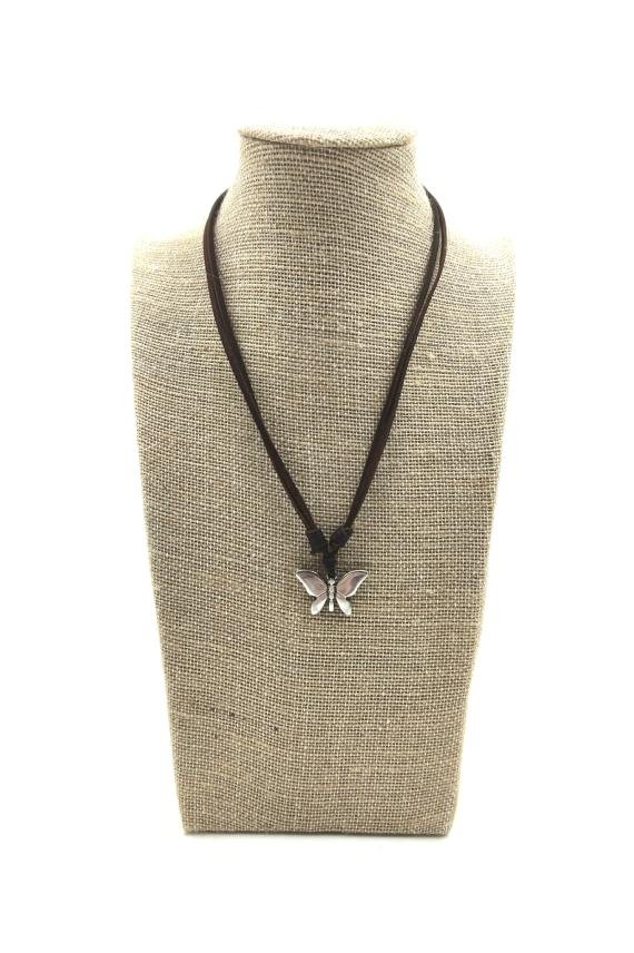 Collar artesanal de cuero con mariposa de zamak y nudo corredizo ajustable, complemento boho Samarkanda.