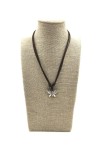 Collar artesanal de cuero con mariposa de zamak y nudo corredizo ajustable, complemento boho Samarkanda.