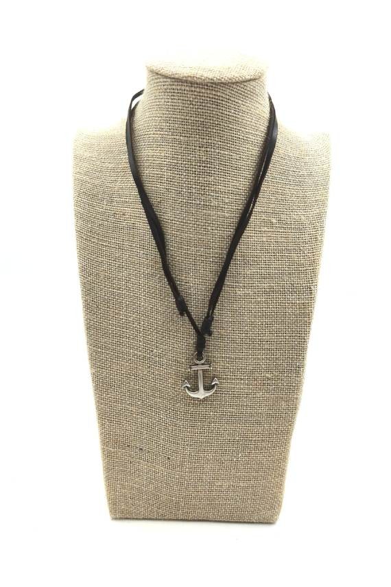 Collar de cuero artesanal marrón con ancla de zamak plateada y nudo corredizo ajustable, estilo boho Samarkanda.