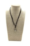 Collar de cuero artesanal marrón con ancla de zamak plateada y nudo corredizo ajustable, estilo boho Samarkanda.