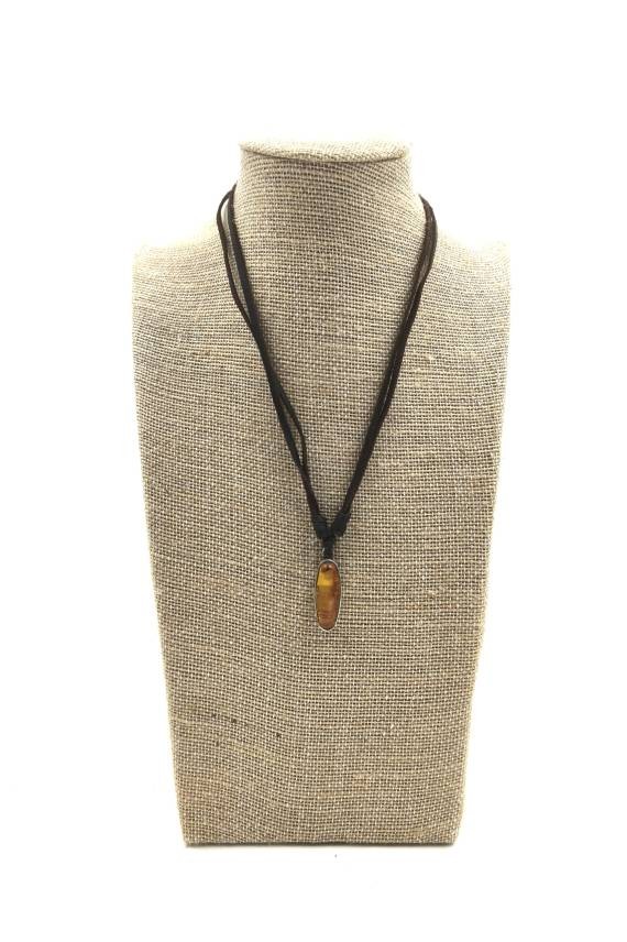 Collar de cuero artesanal con gema natural en cabujón y nudo corredizo ajustable.