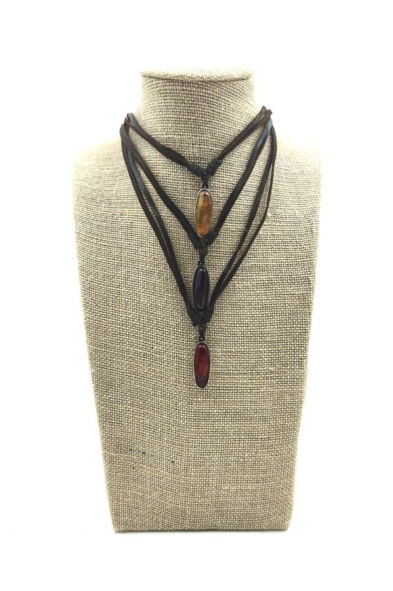 Collar de cuero artesanal con gema natural en cabujón y nudo corredizo ajustable.