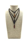 Collar de cuero artesanal con gema natural en cabujón y nudo corredizo ajustable.