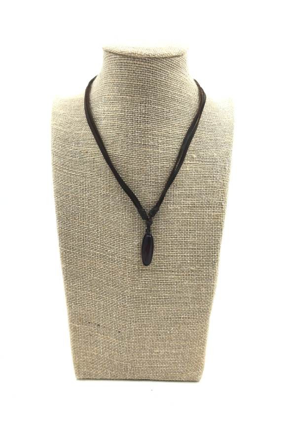 Collar de cuero artesanal con gema natural en cabujón y nudo corredizo ajustable.