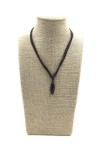 Collar de cuero artesanal con gema natural en cabujón y nudo corredizo ajustable.
