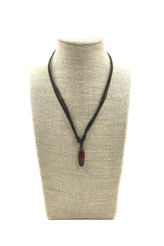 Collar de cuero artesanal con gema natural en cabujón y nudo corredizo ajustable.
