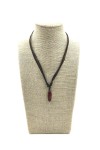 Collar de cuero artesanal con gema natural en cabujón y nudo corredizo ajustable.