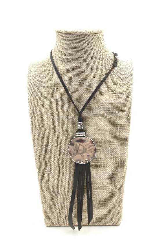 Collar artesanal de cuero con medallón circular de zamak, flecos y largo regulable estilo boho.