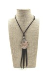 Collar artesanal de cuero con medallón circular de zamak, flecos y largo regulable estilo boho.