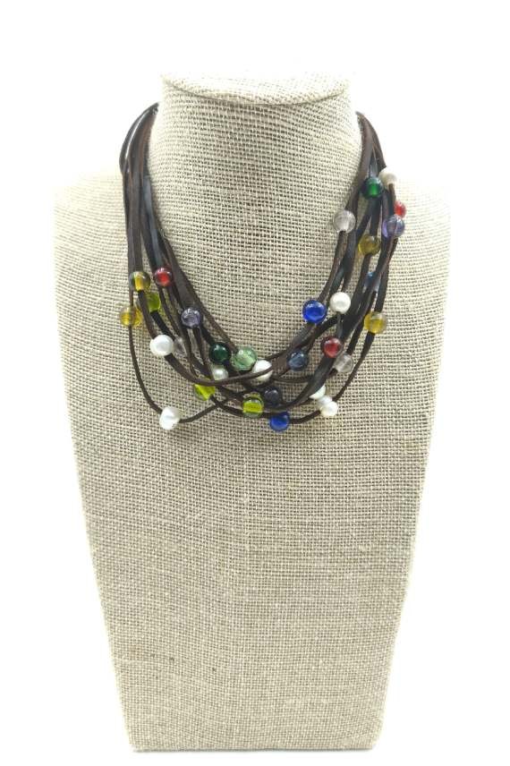 Collar de cuero multitiras con gemas de colores y cierre regulable de estilo boho.