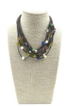 Collar de cuero multitiras con gemas de colores y cierre regulable de estilo boho.