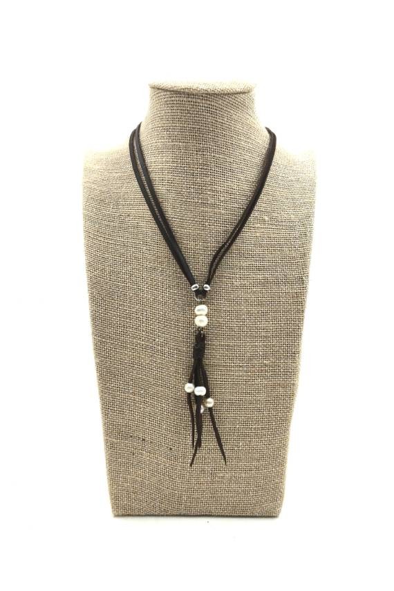 Collar de cuero marrón con perlas, colgante de tiras y cierre regulable con botón.