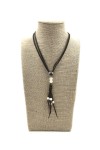 Collar de cuero marrón con perlas, colgante de tiras y cierre regulable con botón.