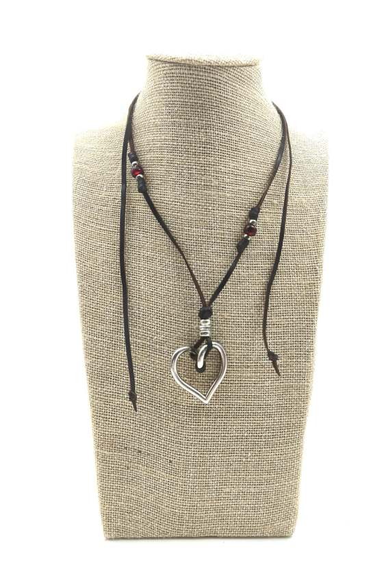 Collar de cuero marrón con corazón plateado, gemas de colores y cierre regulable.