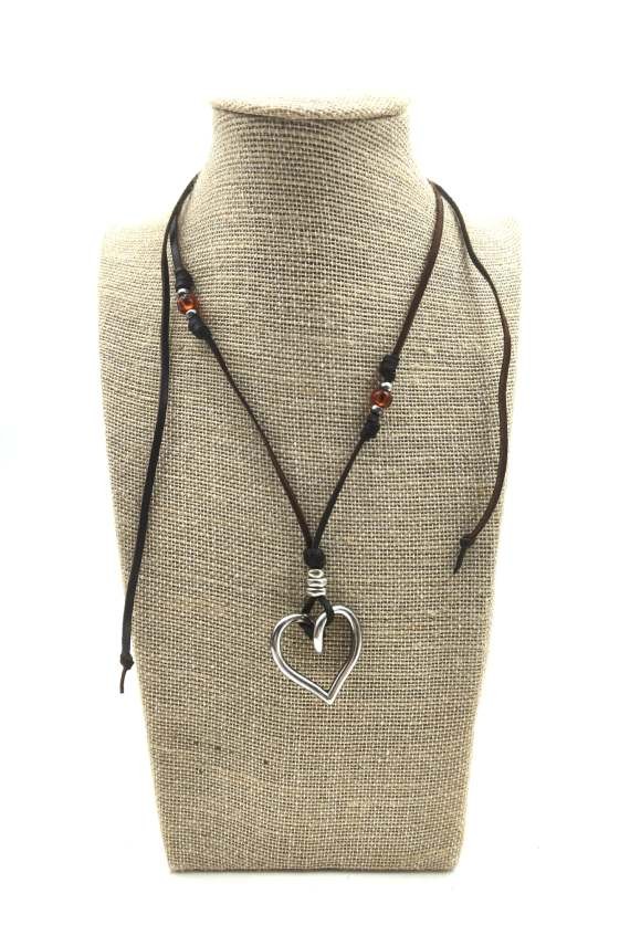 Collar de cuero marrón con corazón plateado, gemas de colores y cierre regulable.