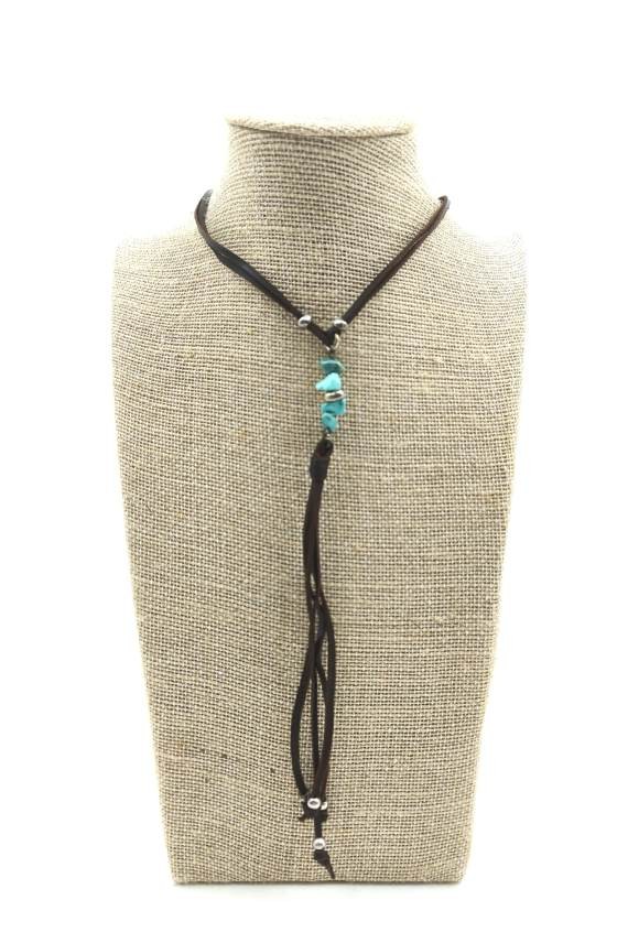 Collar de cuero de doble tira con turquesas naturales, flecos largos y cierre regulable.