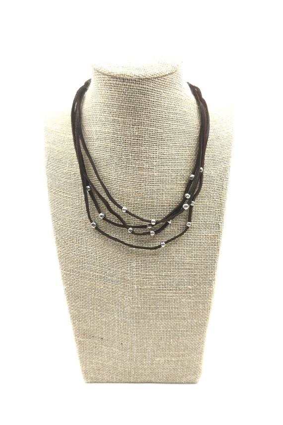 Collar de cuero multitiras con bolas de zamak plateadas y cierre regulable de estilo boho.