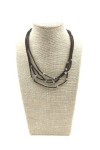 Collar de cuero multitiras con bolas de zamak plateadas y cierre regulable de estilo boho.