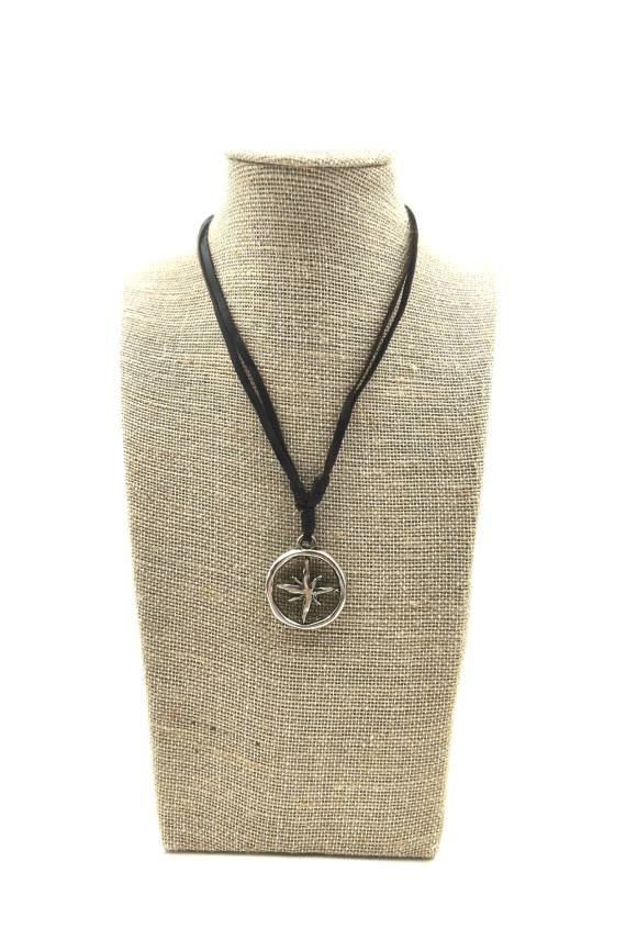 Collar de cuero de doble tira con brújula de zamak y nudo corredizo regulable.