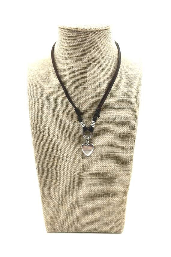 Collar de cuero marrón con corazón colgante de zamak, bolas metálicas y largo regulable.