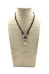 Collar de cuero marrón con corazón colgante de zamak, bolas metálicas y largo regulable.