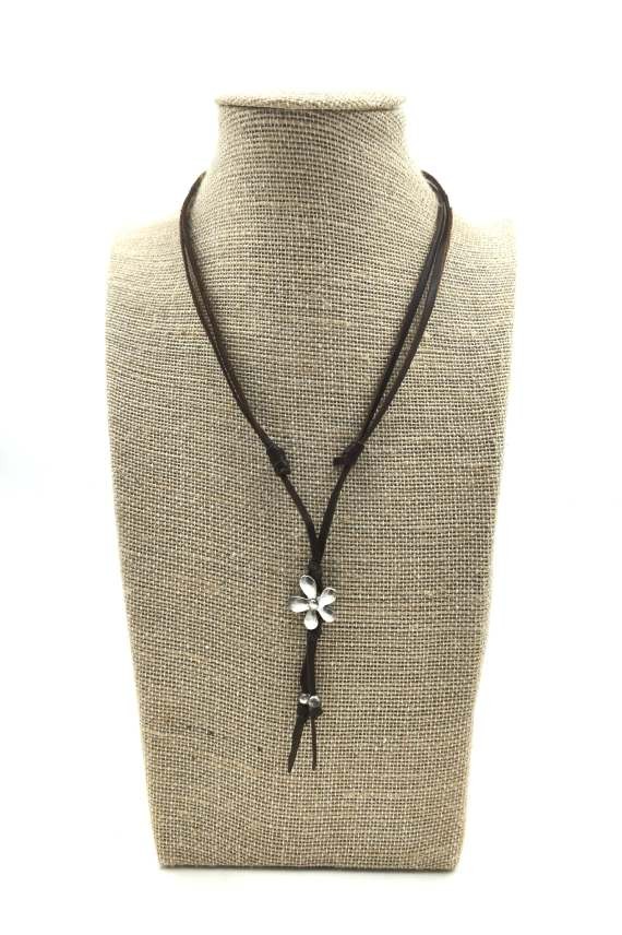 Collar de cuero con margarita de zamak, doble tira y diseño regulable boho Samarkanda.
