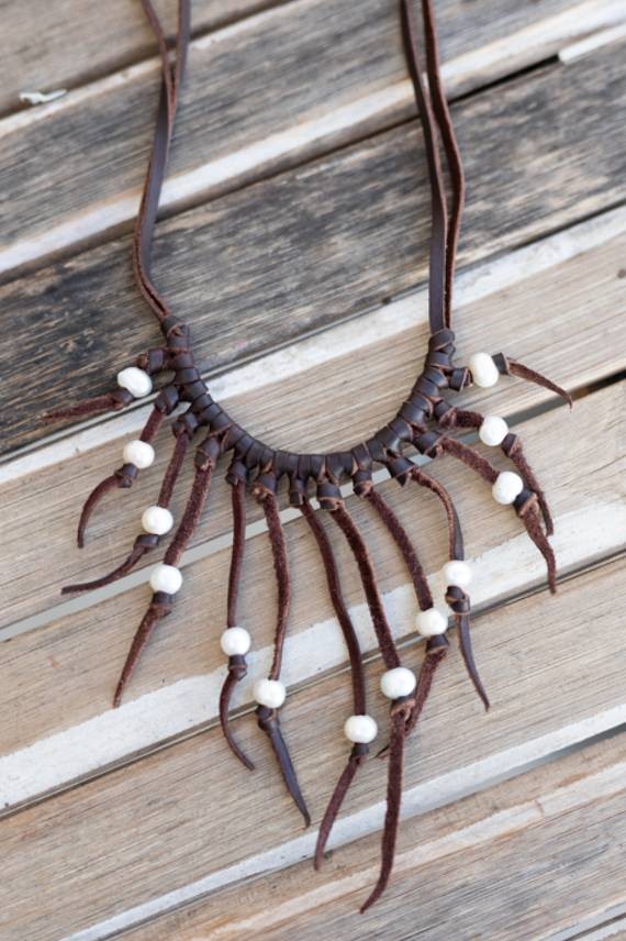 Collar de Cuero Artesanal con Perlas Blancas