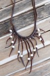 Collar de Cuero Artesanal con Perlas Blancas