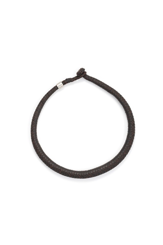 Collar de cuero trenzado redondo unisex con diseño semirrígido y grosor progresivo más ancho en el centro.
