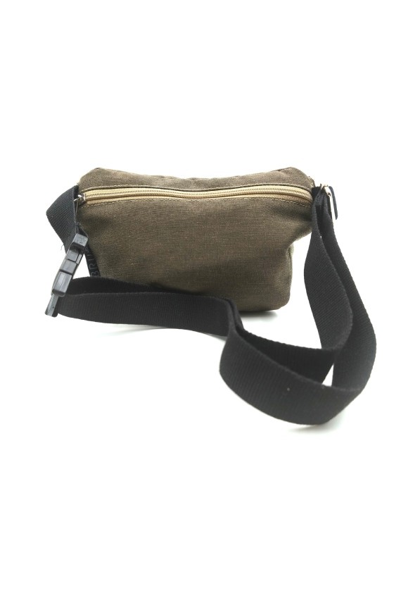 Riñonera de algodón caqui con bolsillo trasero y correa negra ajustable.