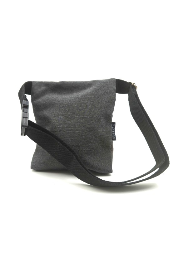 Riñonera de algodón con doble bolsillo frontal, cremalleras y correa ajustable.