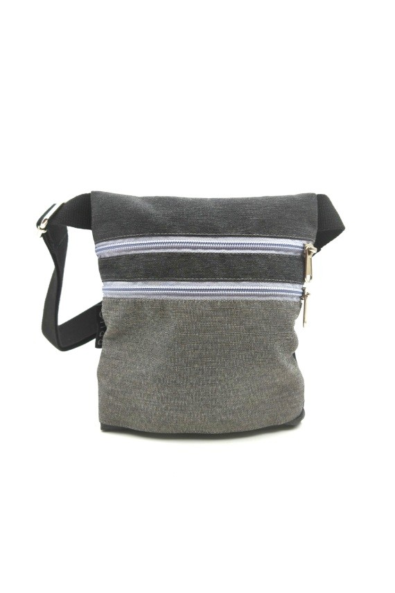 Riñonera de algodón con doble bolsillo frontal, cremalleras y correa ajustable.