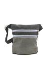 Riñonera de algodón con doble bolsillo frontal, cremalleras y correa ajustable.