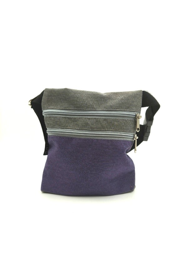 Riñonera de algodón con doble bolsillo frontal, cremalleras y correa ajustable.