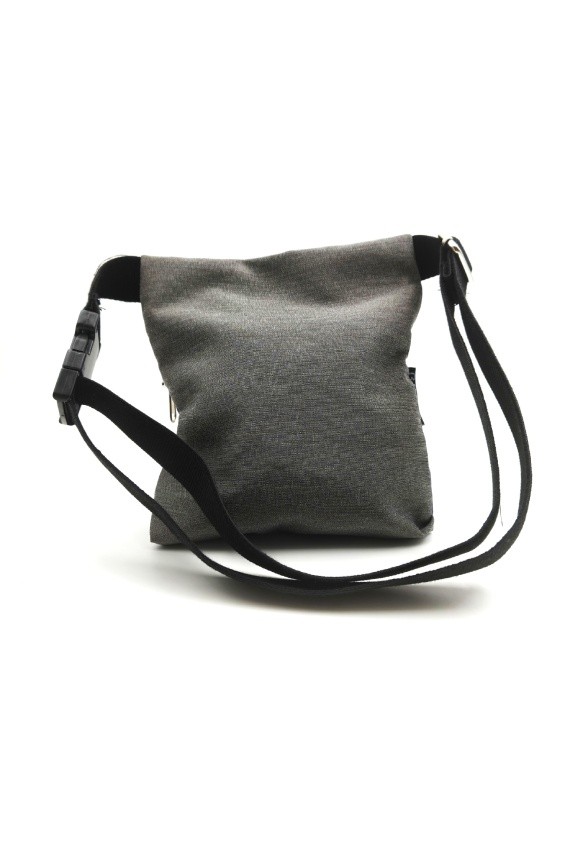 Riñonera de algodón con doble bolsillo frontal, cremalleras y correa ajustable.