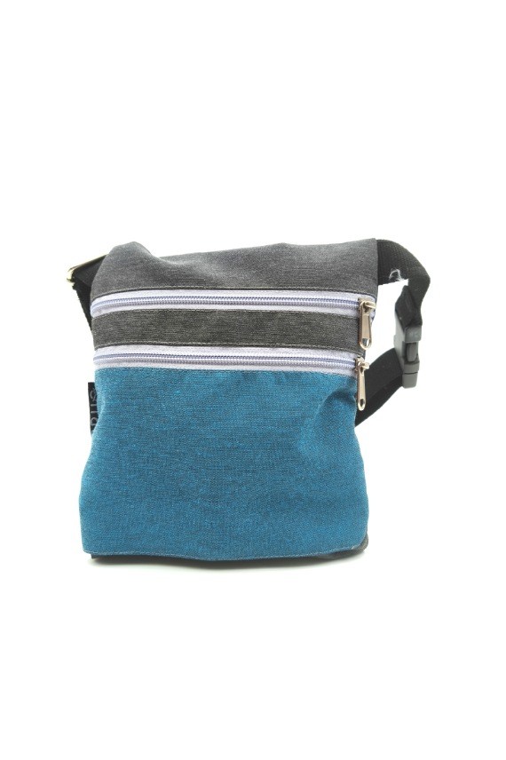 Riñonera de algodón con doble bolsillo frontal, cremalleras y correa ajustable.