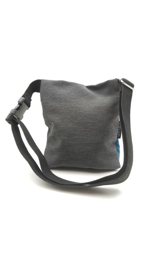 Riñonera de algodón con doble bolsillo frontal, cremalleras y correa ajustable.