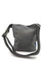 Riñonera de algodón con doble bolsillo frontal, cremalleras y correa ajustable.