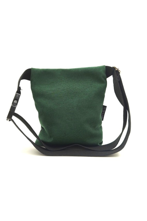 Riñonera de algodón verde y negro con estampado cebra y doble cremallera.