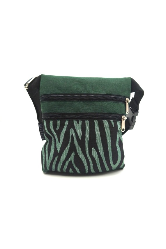 Riñonera de algodón verde y negro con estampado cebra y doble cremallera.