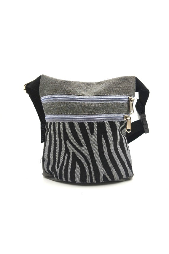 Riñonera de algodón gris con estampado cebra negro y doble bolsillo frontal