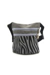Riñonera de algodón gris con estampado cebra negro y doble bolsillo frontal