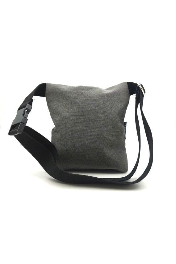 Riñonera de algodón gris con estampado cebra negro y doble bolsillo frontal