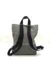 Parte trasera de mochila de algodón gris con asas negras regulables y bolsillo con cremallera.