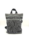 Mochila de algodón gris con estampado cebra negro y bolsillos frontales con cremallera.