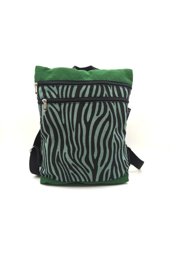 Mochila de algodón verde con estampado cebra negro y doble bolsillo frontal.